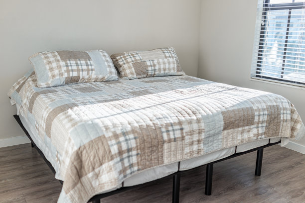 在卧室内，房间内与床家具，没有人在新的现代豪华公寓住宅窗户和木制强化地板图片下载