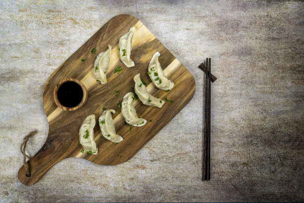 饺子或小吃配酱油，选择性集中，复印空间。还有筷子，俯视图。图片下载