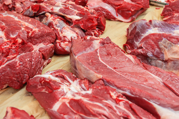 在肉店挑选优质肉类。陈列着各种各样的鲜肉。肉分类图片下载