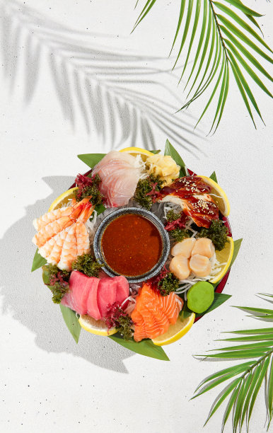 生鱼片设置从生海鲜:鲑鱼，金枪鱼，鳗鱼，鲈鱼，虾，海扇贝。传统的日本菜-白色背景上的生鱼片。鲜嫩可口的冰块配柠檬、姜和酱汁。图片下载