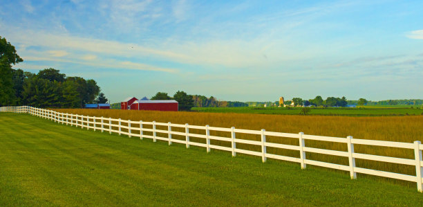 红色谷仓和白色栅栏的农田——北印第安纳州富尔顿县起伏的丘陵图片下载