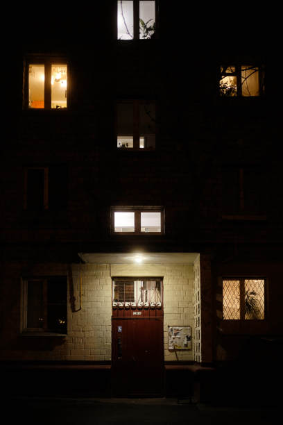 公寓入口有灯笼照明。每间公寓的灯都亮着。漆黑的夜晚图片下载