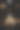 公寓入口有灯笼照明。每间公寓的灯都亮着。漆黑的夜晚图片下载
