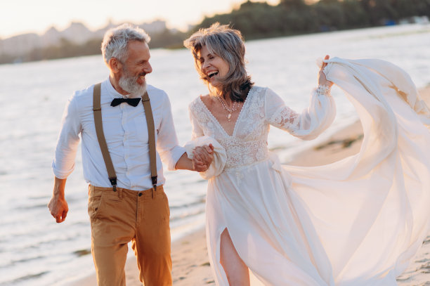 快乐的老夫妇图片下载