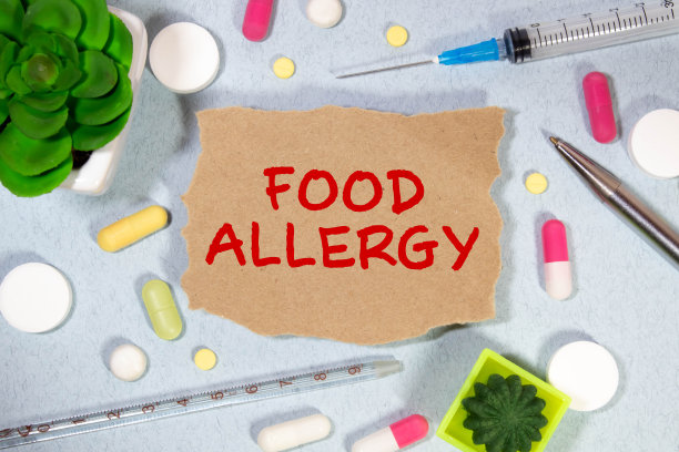 食物过敏用白粉笔在木头背景的黑板上手写。图片下载