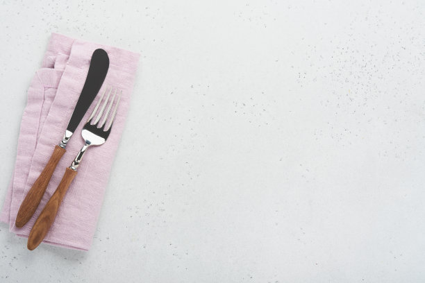 古董银器。乡村复古套木勺和叉子在浅灰色混凝土背景。空盘子。前视图。模拟。图片下载