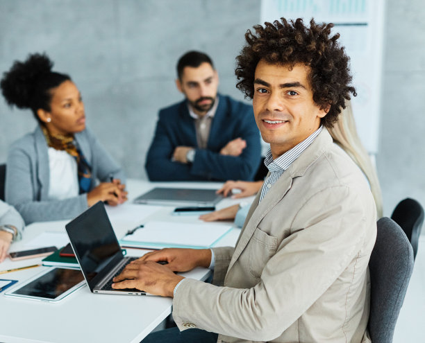 年轻的商务人士开会办公室团队合作快乐成功公司讨论偶然创业伏案员商人图片下载