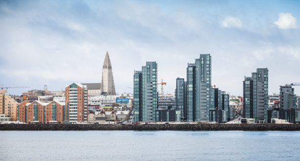 雷克雅未克有现代化的房屋和哈尔格里姆大教堂图片下载