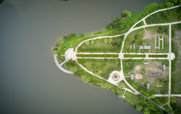 鸟瞰湖边美丽的花园图片下载