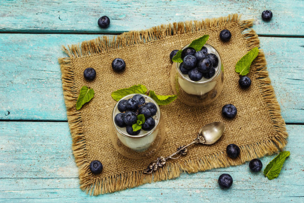 在木板上放上蓝莓和奇亚籽的酸奶图片下载