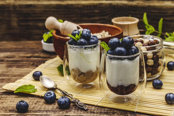 在木板上放上蓝莓和奇亚籽的酸奶图片下载