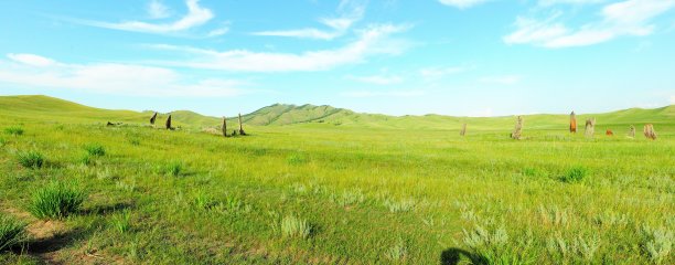 全景拍摄的风景如画的山谷与古老的坟冢包围的小山。图片下载