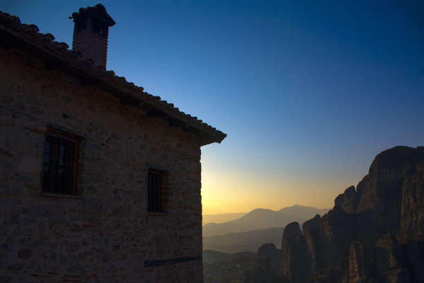 其中一座高等修道院的一角……日落前的岩石和遥远的山脉图片下载