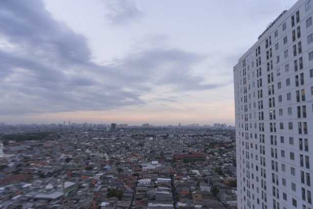 日落时分白色公寓的顶视图，红色的蓝色背景和雅加达的住宅视图图片下载