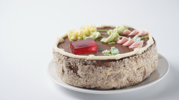 蓝色盘子上的基辅蛋糕。这是乌克兰基辅的一个甜点蛋糕品牌。基辅巧克力奶油蛋糕图片下载