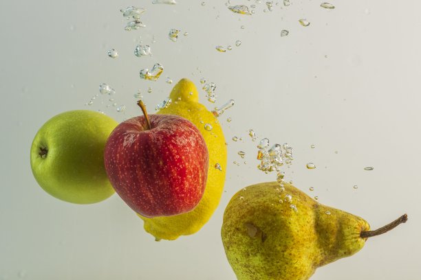 五颜六色的水果漂浮在水面上的美丽景色。图片下载