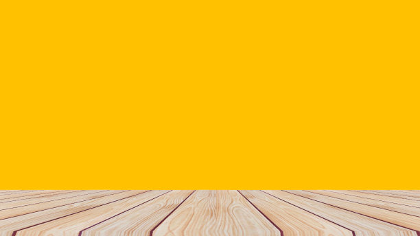 黄色背景的木制桌子图片下载