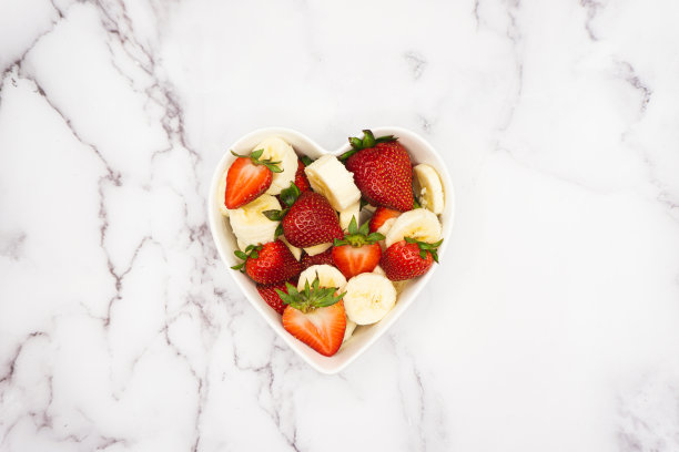 大理石柜台上的草莓和香蕉碗图片下载
