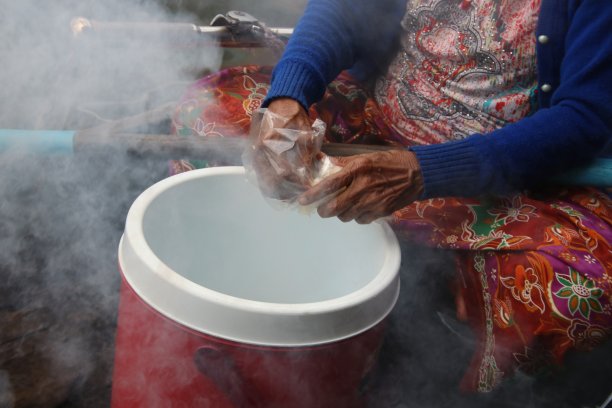 包装好的糯米放入袋中熏制。图片下载