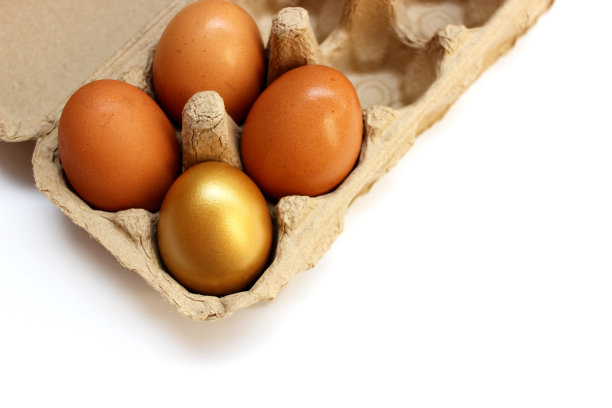 金蛋和鸡蛋盘里的鸡蛋图片下载