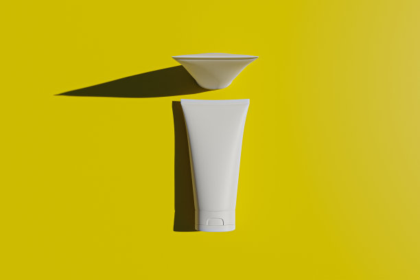 白色化妆品管黄色背景。化妆品模板，最小风格的3d渲染。图片下载