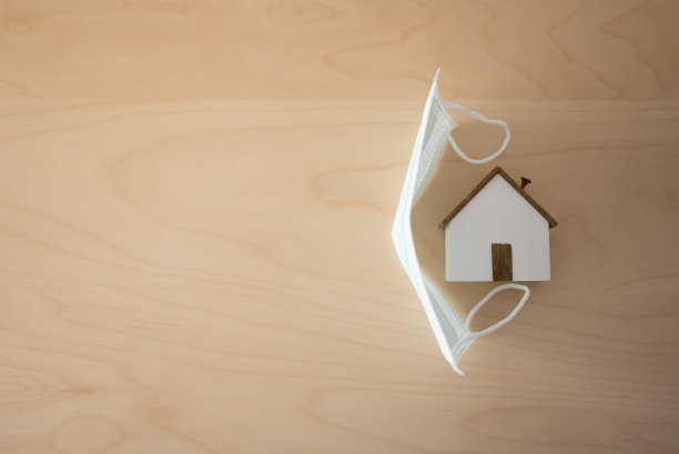 使用外科口罩保护家庭免受covid-19病毒感染图片下载