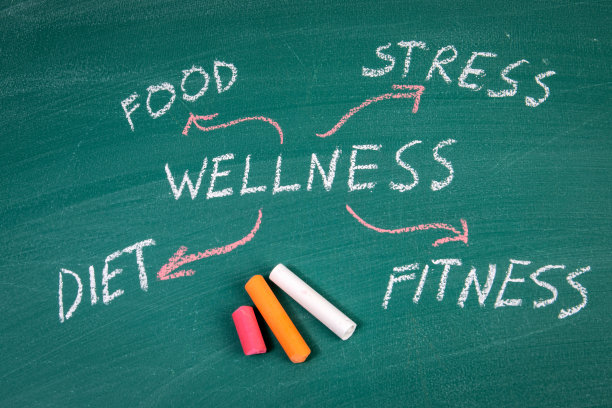 健康。在绿色的黑板上写下信息和彩色粉笔图片下载