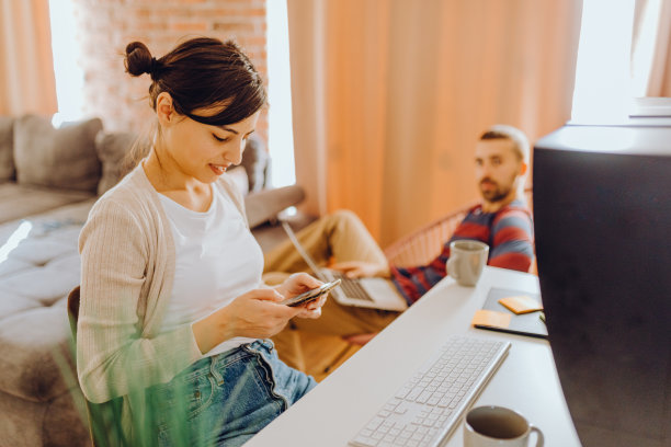 年轻夫妇喜欢在一起工作图片下载