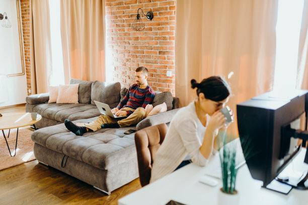 年轻夫妇喜欢在一起工作图片下载