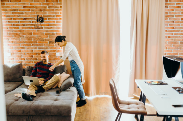 年轻夫妇喜欢在一起工作图片下载