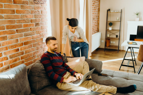 年轻夫妇喜欢在一起工作图片下载