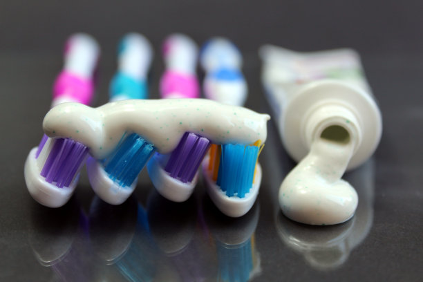 黑色背景的牙膏和刷子图片下载