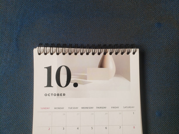 接近的日历纸上深蓝色的背景，非常适合用作一个概念图片下载