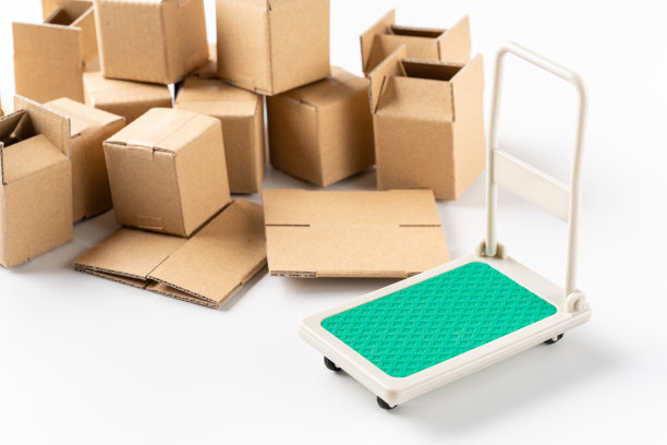 微型手卡车和纸板盒在白色背景图片下载