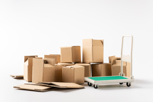 微型手卡车和纸板盒在白色背景图片下载