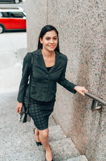 白人女商人走在城市里图片下载