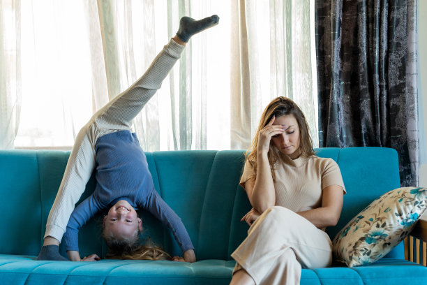 妈妈带女儿不开心图片下载