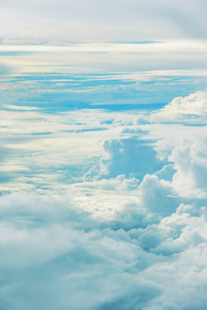 云和蓝天从飞机的窗户图片下载