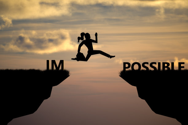 剪影女子跳在悬崖上从不可能到可能与日落的天空背景图片下载