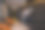 一对兴高采烈的夫妇走出酒店的电梯图片下载