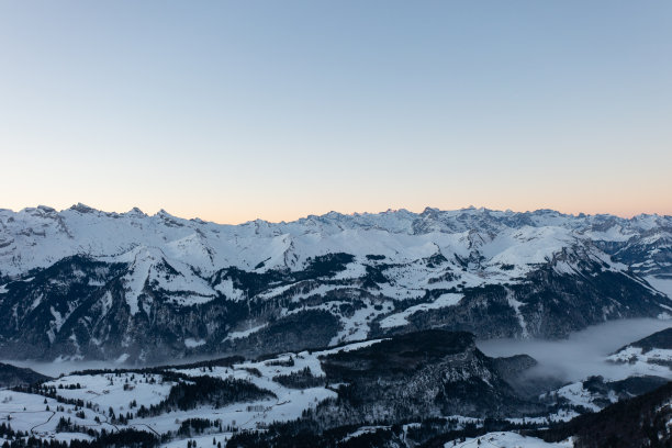 令人惊叹的日出，红色的天空和美丽的风景在瑞士的奇妙地区称为Mythenregion。美丽的山脉叫做Mythen，背景是史诗般的雾海。无人机拍摄的精彩照片。图片下载