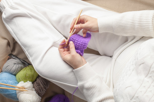 女人钩针。手工。钩针。女性的手握着钩子。手工制作的。家里的爱好。俯视图图片下载