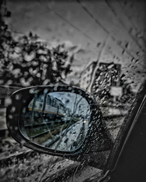 下雨的汽车后视镜图片下载