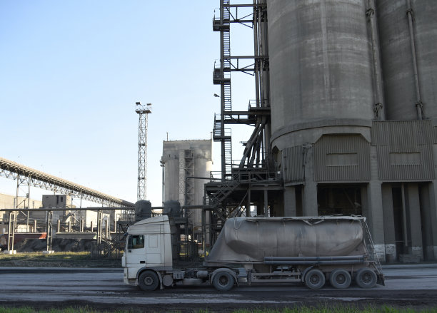 水泥生产现场的水泥半挂车。图片下载