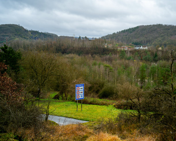 法比边境的路标图片下载