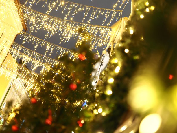 迷离的夜城圣诞新年装饰彩灯图片下载