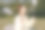 一个美丽的亚洲女孩和一个纸风车在黄昏的草坪上图片下载
