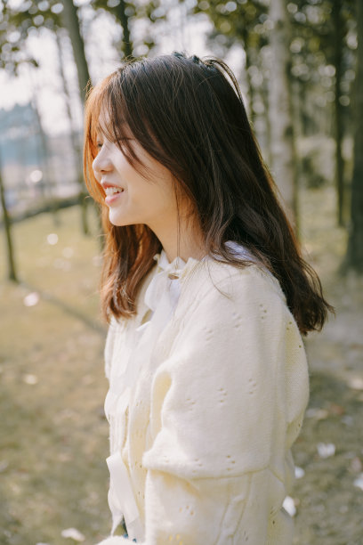 阳光下美丽的亚洲女孩图片下载