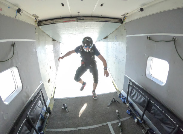 跳伞者准备从飞机上跳下来图片下载