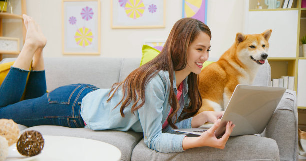 女人用笔记本电脑和狗图片下载